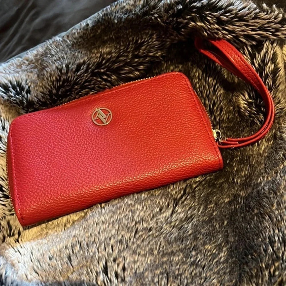 Adrienne Vittadini Red gold tone logo long zipper Pull Wallet - Picture 4 of 12